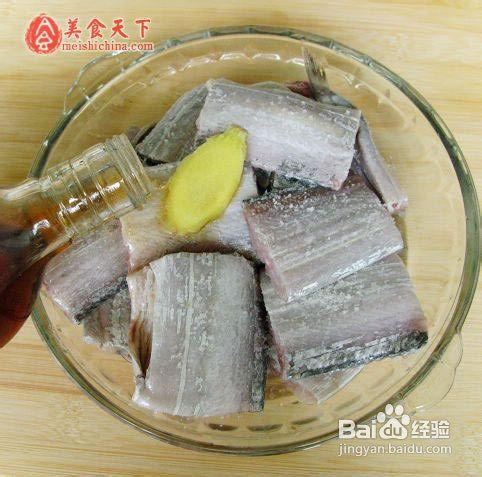 煎魚要怎麼做：裹生粉要薄，油要熱，才不掉皮。