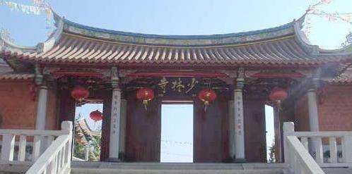 進寺廟上香拜佛的規矩：[1]寺廟進門