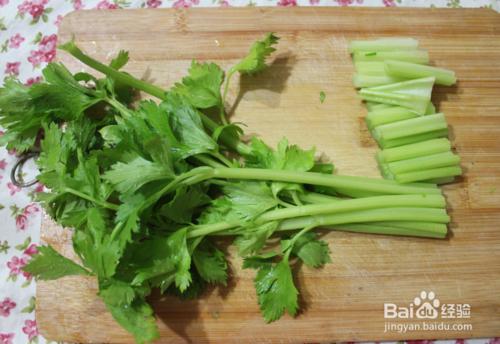 芹菜炒肉絲（如何做好吃的芹菜炒肉絲）