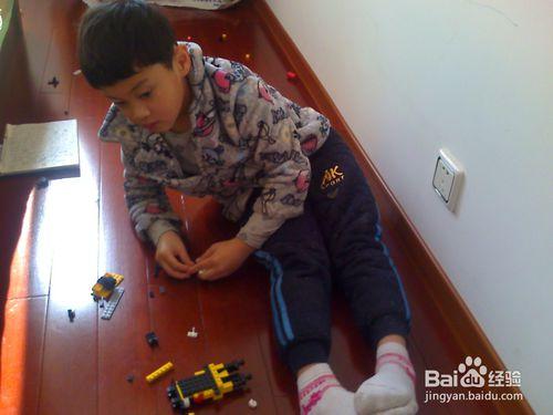 6歲小“工程師”怎樣培養出來的-組裝玩具小車