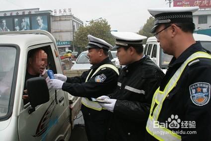 駕車遇到交警時，拒絕出示駕駛證，有啥後果？