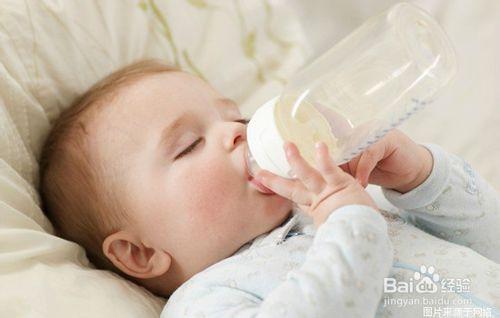 母乳餵養的嬰兒不用奶瓶喝水怎麼辦