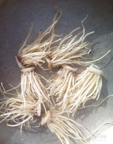 蒜苗（大蒜）根鬚衝核桃仁，容易被扔掉的美味。