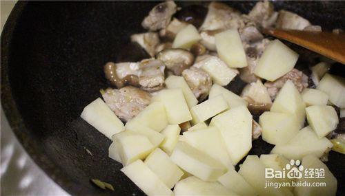 自制排骨土豆燜飯