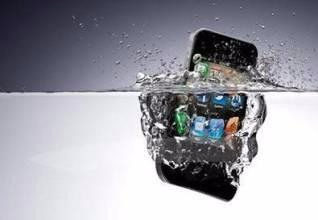 手機掉進水裡送修前一定要記住的五件事