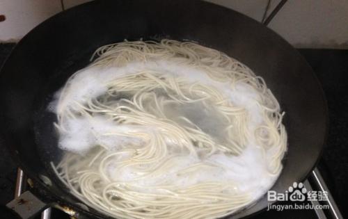 用太太樂芝麻油做小蔥麻油醬油麵