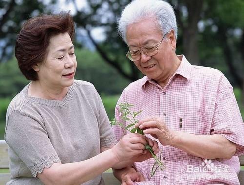 老年人補鈣吃什麼好？老年人補鈣時注意什麼？