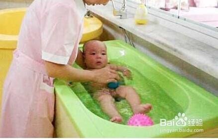 怎麼給嬰兒洗澡，讓嬰兒游泳
