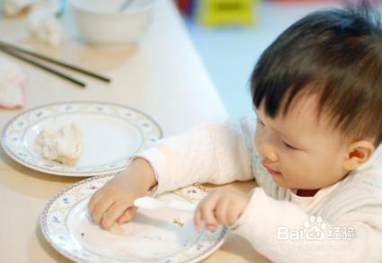 為什麼一定要讓寶寶自己學會吃飯呢？