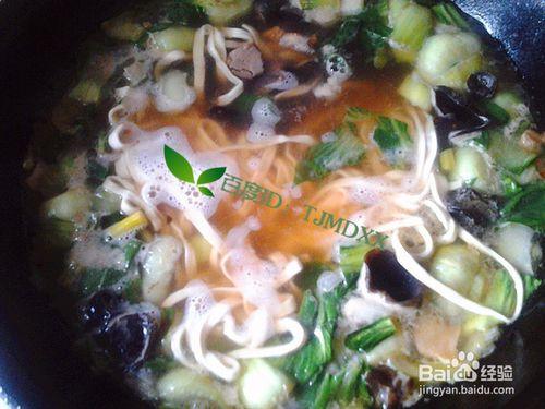 怎麼做雞肉黑木耳蘑菇油菜湯麵條