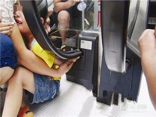 兒童如何安全乘坐手扶電梯（滾梯）