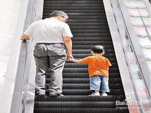 兒童如何安全乘坐手扶電梯（滾梯）