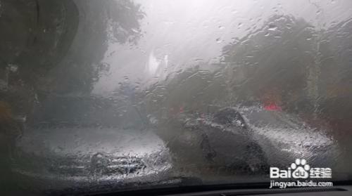 下雨天開車前檔風玻璃有霧氣怎麼辦