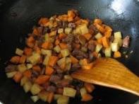 美食：土豆紅蘿蔔牛肉燜飯