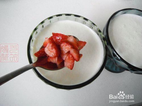 草莓慕斯甜品杯