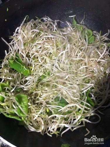 青椒炒綠豆芽怎麼做？ 聽語音