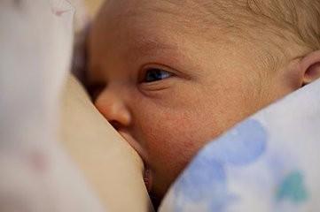 怎樣給嬰兒餵奶更健康 聽語音