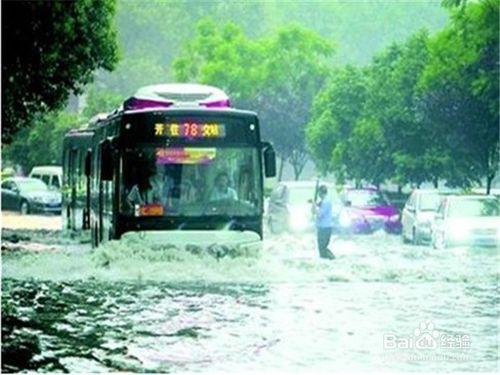 暴雨天氣出行注意事項