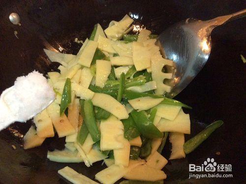 竹筍炒青椒的做法