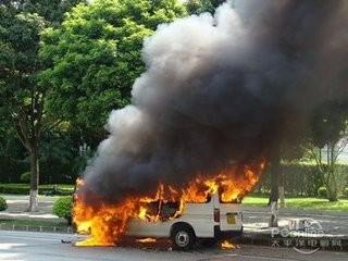 行車記錄儀的電池怎麼選，不會選你汽車會自燃！