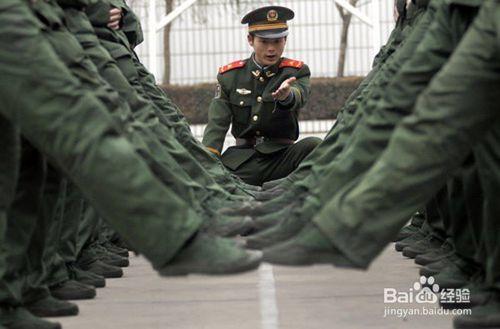 老年人怎樣和孩子講中國人民解放軍的建軍日