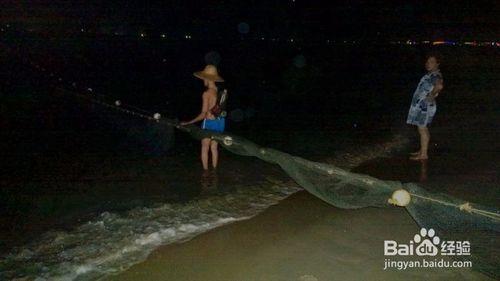 如何才能在三亞灣椰夢長廊看到漁民拉網捕魚？