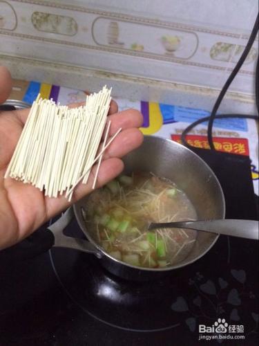 夏日如何為寶寶做一份清爽的輔食——絲瓜雞蛋麵