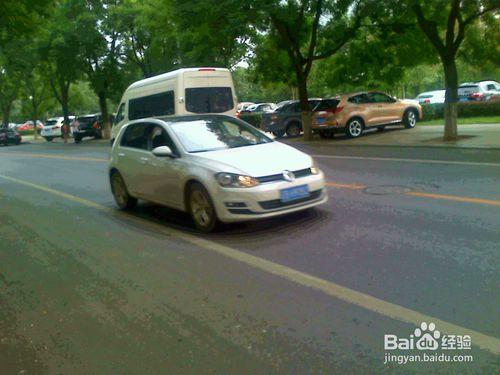 老年人怎樣在樹蔭下抓拍的車輛的畫面