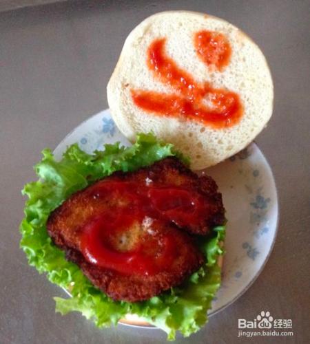 怎樣做漢堡——雞排生菜番茄醬漢堡炸雞早餐