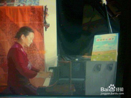 老年人在節日裡彈奏三角鋼琴《我愛你中國》1