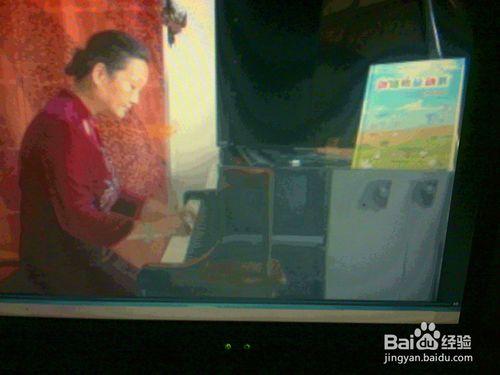 老年人在節日裡彈奏三角鋼琴《我愛你中國》1
