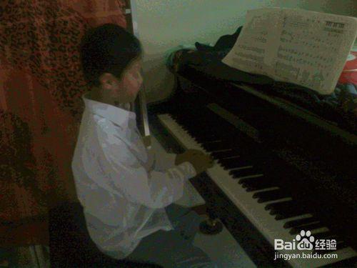 老年人怎樣在節日裡指導孩子彈鋼琴
