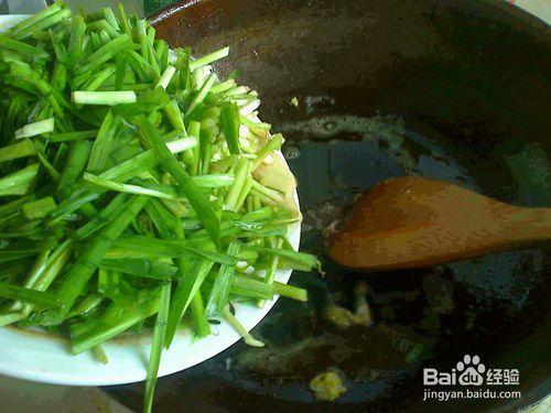 老年人怎樣用煎過雞蛋的油來炒韭菜