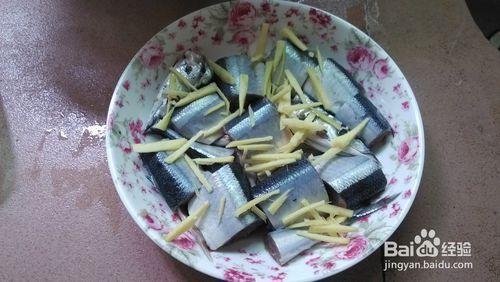 如何製作香煎秋刀魚？