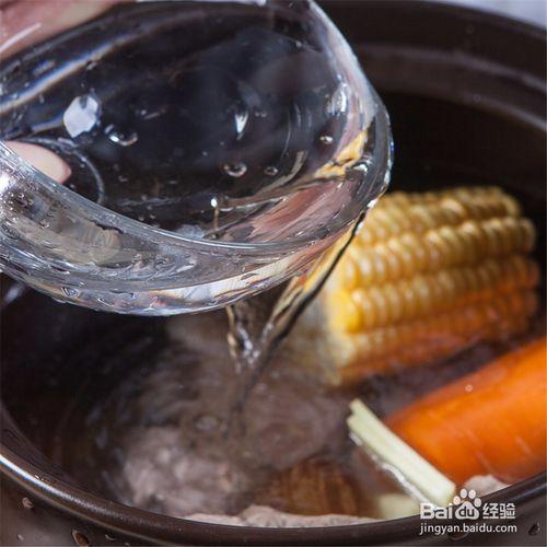 逛食記丨胡蘿蔔玉米煲豬骨，老火靚湯的標配