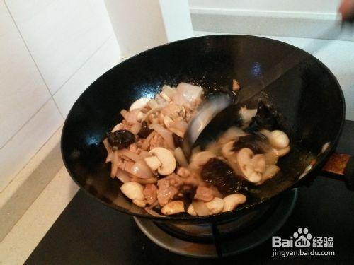 家常小炒——洋蔥蘑菇黑木耳炒肉