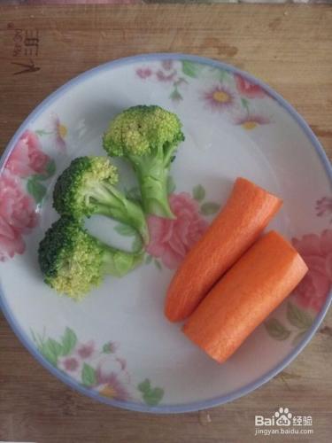 六個月寶寶輔食《香甜胡蘿蔔泥+營養西蘭花》