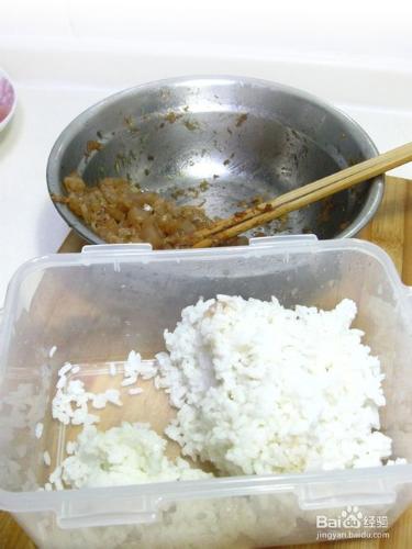 色彩繽紛、誘人食慾的石鍋拌飯