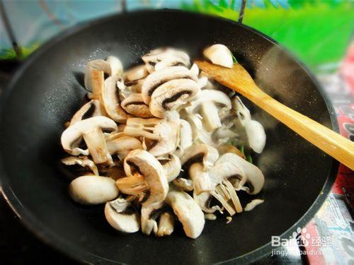 白蘑菇炒小雞肉