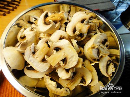 白蘑菇炒小雞肉