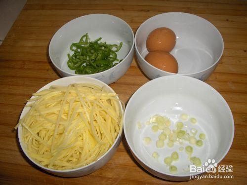 家常必備超級美味：酸辣青椒雞蛋土豆絲製作過程