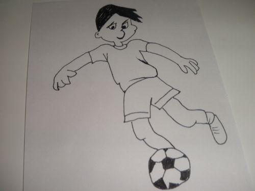 教你畫踢足球的小男孩