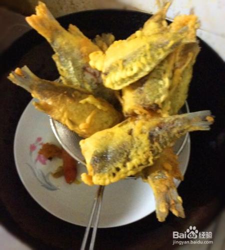 經典美食之油炸小鯽魚：[2]經典美食