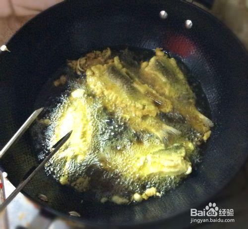 經典美食之油炸小鯽魚：[2]經典美食