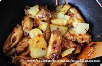 【小新美食】土豆燉雞翅的做法，超好吃！
