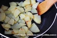 【小新美食】土豆燉雞翅的做法，超好吃！