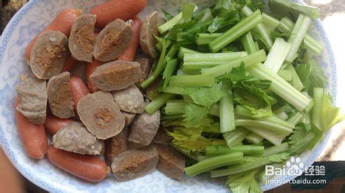 肉丸炒芹菜的做法