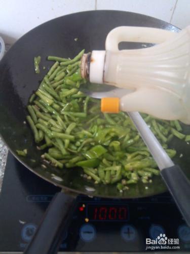 豇豆炒辣椒的做法