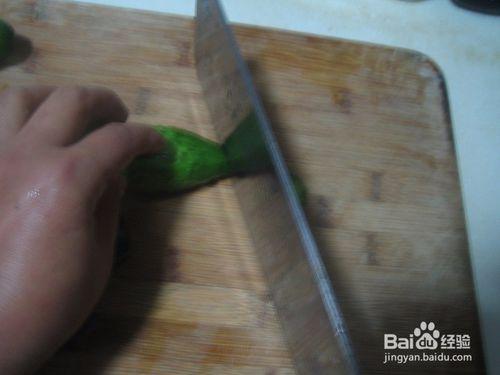 老年人怎樣用刀旱黃瓜片