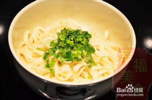 幸福美食：一顆大蔥成就的美味蔥香糊油麵